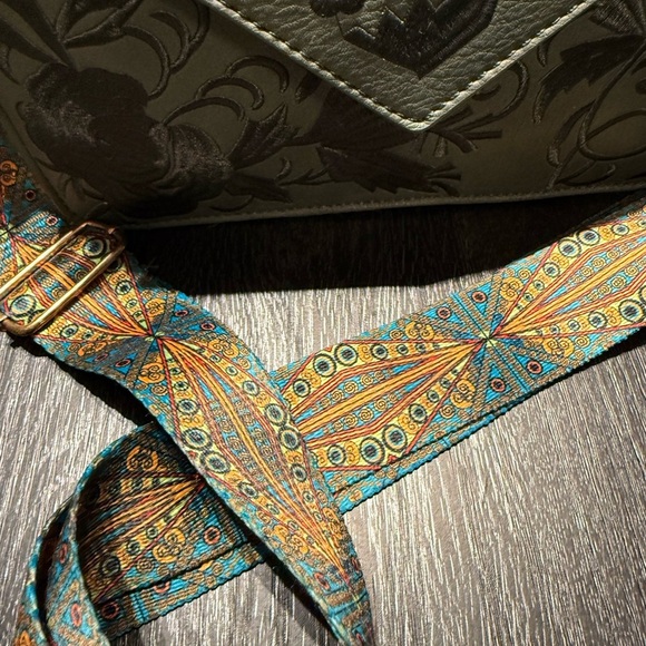 Urban Expressions Olive Floral Crossbody Bag - Picture 3 of 11